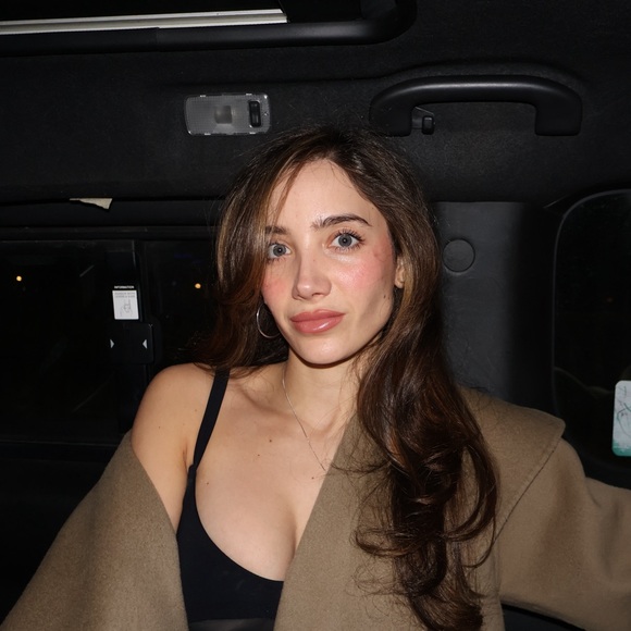 Meet your Posher, Danielle - Picture 1 of 2